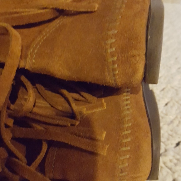 Minnetonka 3-layer Fringe Boots. - Picture 6 of 6